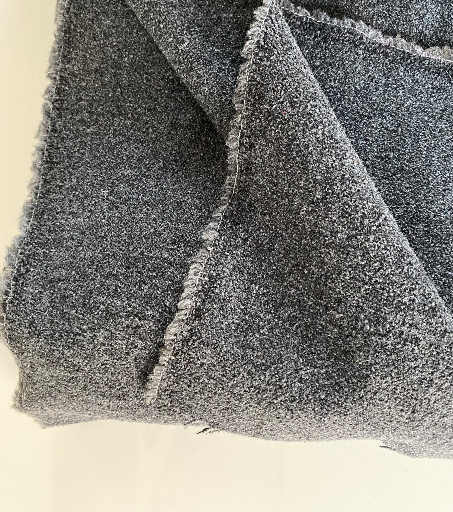 Kvadrat Tundra 2 187 donkergrijs bouclé