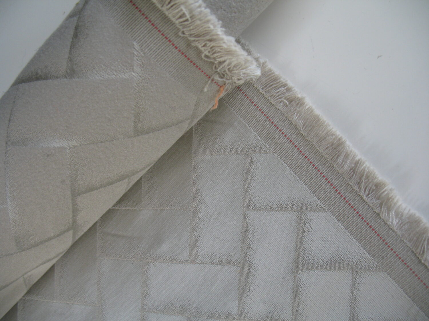 meubelstof visgraat beige goud patroon