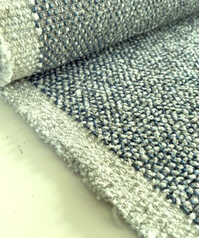 Kvadrat Sahco Moss 010 blauw creme grijs bouclé